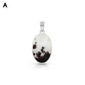 Puede incluir: Un colgante de forma ovalada que presenta una piedra blanca con inclusiones dendr&iacute;ticas oscuras en forma de &aacute;rbol. La piedra est&aacute; engastada en un marco de metal plateado liso y pulido con una anilla plateada a juego en la parte superior.