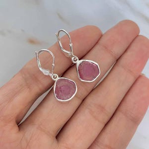 Pendiente de rebanada de turmalina sandía / Plata de ley 925 / Piedra preciosa curativa / Regalo para ella / Joyería de turmalina / Pendiente de rebanada elegante