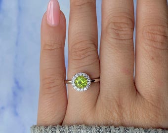 Peridot, White Topaz Ring / 925 Sterling Silver / Rhodium vermeil / Healing Gemstone / Gifts for her / Round Cut / Dainty Ring PER-SR-1768.