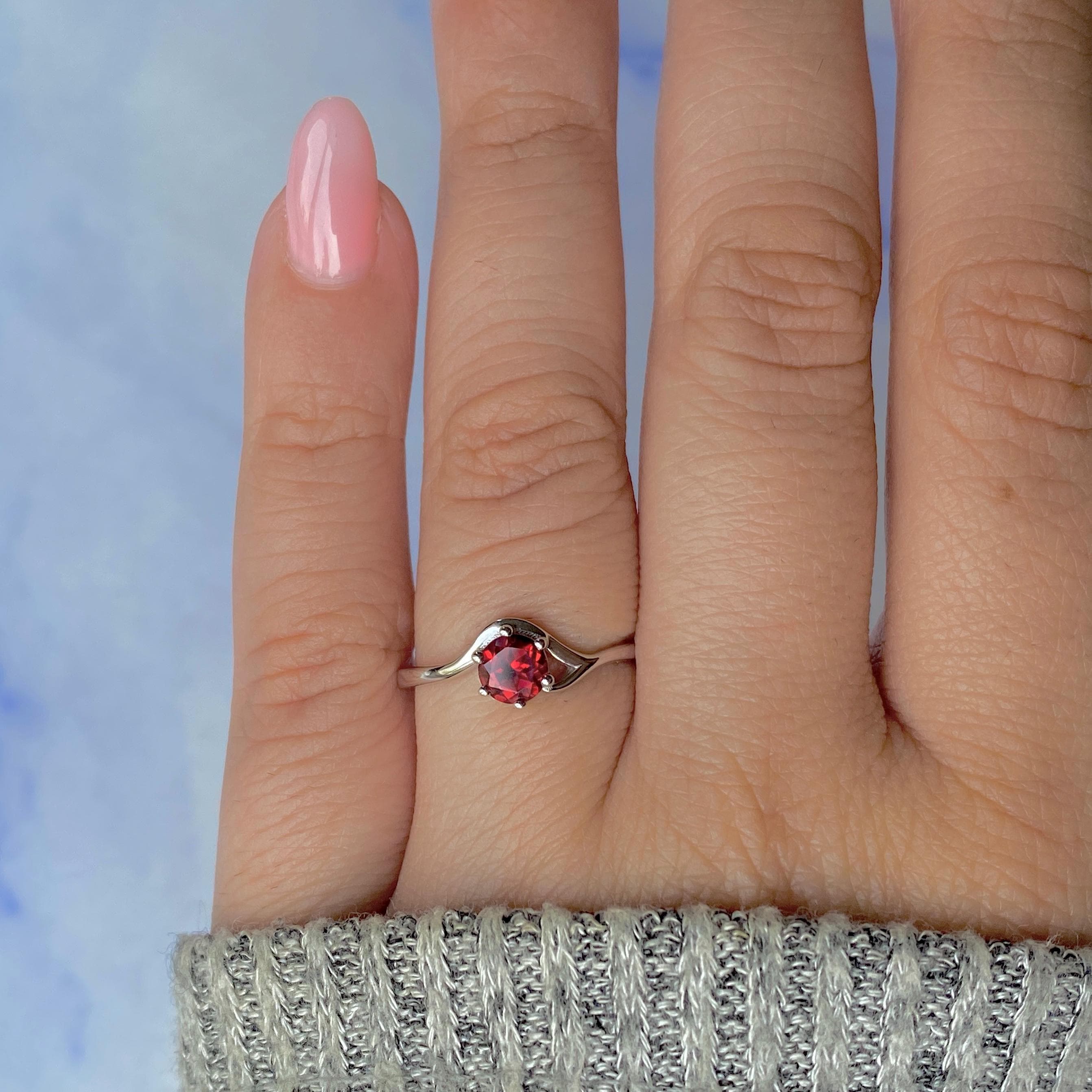 ガーネット婚約指輪スターリングシルバーロジウムニッケル仕上げ2.00カラットサイズ5 to 9 PEORA Garnet Enga 並行輸入品 ガーネット オーバル8×6 Wローズカット クラシカルな6角石座 シルバー