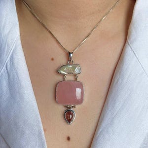 Pendentif en quartz rose, perle Biwa, tourmaline / Pendentif en argent sterling 925 / Pierres précieuses curatives / Cabine octogonale / Pendentifs en quartz rose