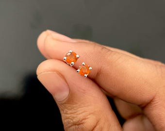 Pendientes de botón de cianita naranja / Plata de ley 925 / Piedra preciosa curativa / Baño de rodio / Regalos para ella / Pendientes delicados OKY-SE-1023.