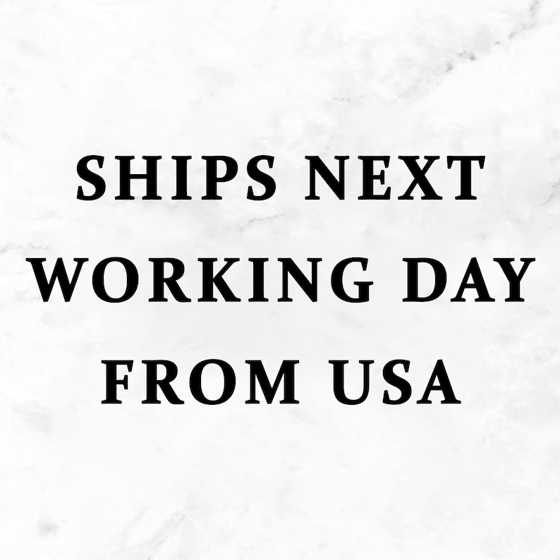以下が含まれることがあります： 白い大理石のテクスチャ背景に、太字の黒い大文字で「SHIPS NEXT WORKING DAY FROM USA」と書かれています。文字は中央に配置されており、明るく筋の入った大理石の表面に対してはっきりと読み取ることができます。