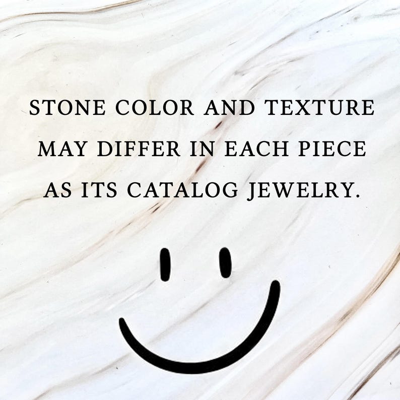 以下が含まれることがあります： 大理石模様の背景に「STONE COLOR AND TEXTURE MAY DIFFER IN EACH PIECE AS ITS CATALOG JEWELRY」の文字。 画像の下部には黒いスマイリーフェイスがあります。