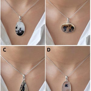 Puede incluir: Cuatro collares de plata con colgantes de &aacute;gata dendr&iacute;tica. El colgante A es ovalado, B es ovalado horizontal, C tiene forma de l&aacute;grima y D es un &oacute;valo vertical. Cada piedra muestra inclusiones negras &uacute;nicas en forma de helecho en plata.