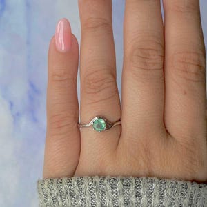 Green Kyanite Ring / 925 Sterling Silver Ring / Rhodium vermeil / Healing Gemstone / Gifts for her / Round Cut / Dainty Green Kyanite Rings