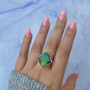 Bague ajustable en ammolite / Bague en argent sterling 925 / Pierres précieuses curatives / Cadeaux pour elle / Coussin cabine / Bague ajustable en ammolite tendance