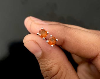 Pendientes de botón de cianita naranja / Plata de ley 925 / Piedra preciosa curativa / Baño de rodio / Regalos para ella / Pendientes delicados OKY-SE-1321.