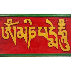 5 polegadas de madeira pendurado na parede, Om Mane Mantra letras tibetanas, pintado, esculpido à mão
