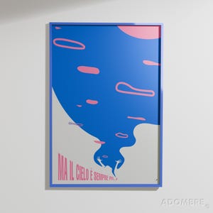 Può includere: Una stampa artistica incorniciata con un bordo blu. L'opera presenta uno sfondo blu con forme astratte rosa e un design bianco e grigio. Il testo italiano "MA IL CIELO È SEMPRE PIÙ" è stampato in rosa.