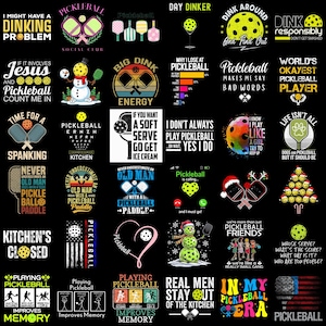 Puede incluir: Una colección de diseños gráficos con temas de pickleball. Los diseños incluyen texto como "Dinking Problem", "Big Dink Energy" y "Pickleball Friends", junto con palas y pelotas de pickleball. Los diseños son de varios colores sobre un fondo negro.