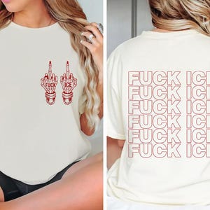 Pode incluir: Camiseta creme com um gr&aacute;fico vermelho de dois dedos m&eacute;dios, cada um com o texto "FUCK ICE". A parte de tr&aacute;s da camisa repete "FUCK ICE" em um padr&atilde;o empilhado. Uma camiseta casual e ousada.