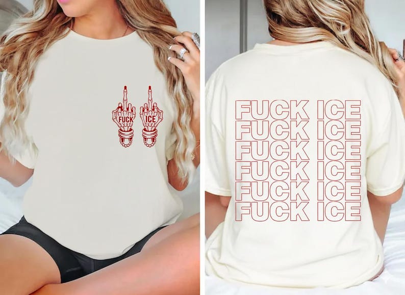Pode incluir: Camiseta creme com um gr&aacute;fico vermelho de dois dedos m&eacute;dios, cada um com o texto "FUCK ICE". A parte de tr&aacute;s da camisa repete "FUCK ICE" em um padr&atilde;o empilhado. Uma camiseta casual e ousada.