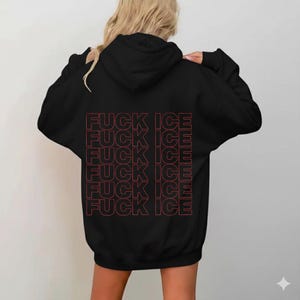 Pode incluir: Moletom preto com o texto vermelho "FUCK ICE" empilhado nas costas. O moletom tem capuz e mangas compridas. A modelo est&aacute; usando o moletom.