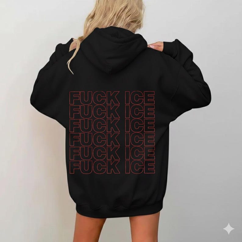 Pode incluir: Moletom preto com o texto vermelho "FUCK ICE" empilhado nas costas. O moletom tem capuz e mangas compridas. A modelo est&aacute; usando o moletom.