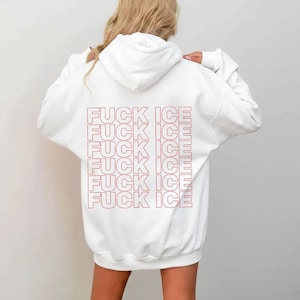 Pode incluir: Moletom branco com a frase "FUCK ICE" em letras vermelhas repetida seis vezes nas costas. O moletom tem capuz com cord&atilde;o e mangas compridas. O estilo geral &eacute; casual e confort&aacute;vel.