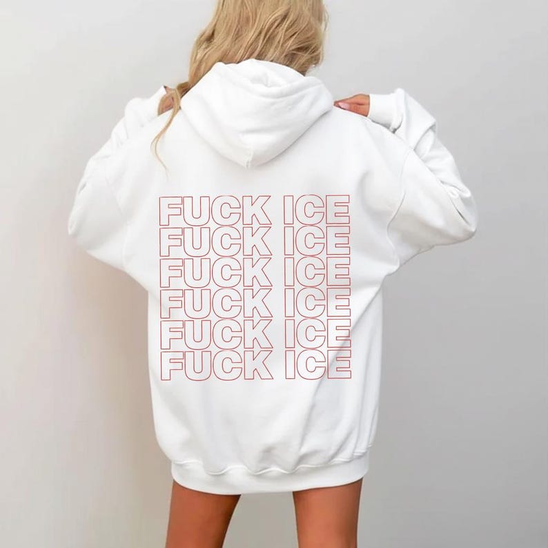 Pode incluir: Moletom branco com a frase "FUCK ICE" em letras vermelhas repetida seis vezes nas costas. O moletom tem capuz com cord&atilde;o e mangas compridas. O estilo geral &eacute; casual e confort&aacute;vel.