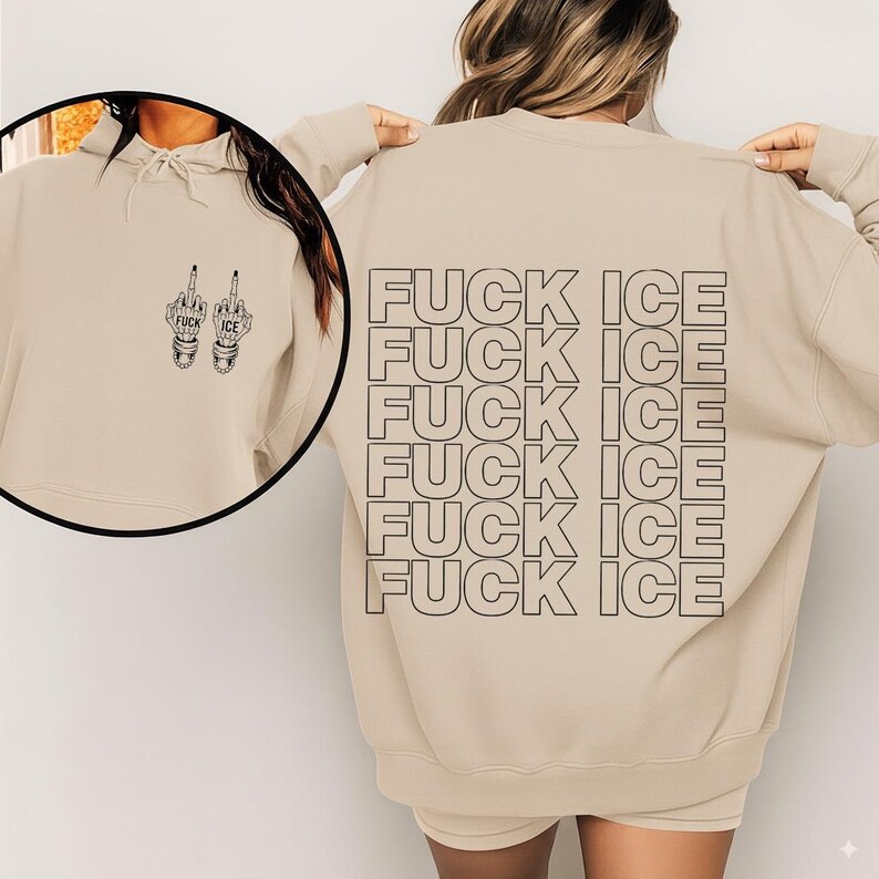 Pode incluir: Moletom bege com o texto "FUCK ICE" repetido nas costas. A frente do moletom com capuz apresenta uma inser&ccedil;&atilde;o circular com um gr&aacute;fico de duas m&atilde;os mostrando o dedo do meio, com as palavras "FUCK ICE" nos dedos.