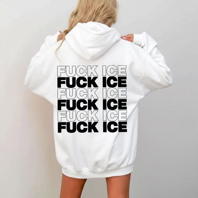 Pode incluir: Moletom branco com capuz com o texto "FUCK ICE" em letras pretas em bloco empilhadas verticalmente nas costas. O moletom tem capuz com cord&atilde;o e mangas compridas. O estilo geral &eacute; casual e confort&aacute;vel.