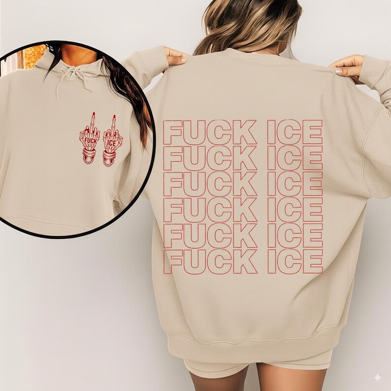 Pode incluir: Moletom bege com texto gr&aacute;fico e ilustra&ccedil;&otilde;es em vermelho. A frente apresenta duas m&atilde;os esquel&eacute;ticas vermelhas mostrando o dedo do meio, com o texto "FUCK ICE". A parte de tr&aacute;s do moletom repete o texto "FUCK ICE".