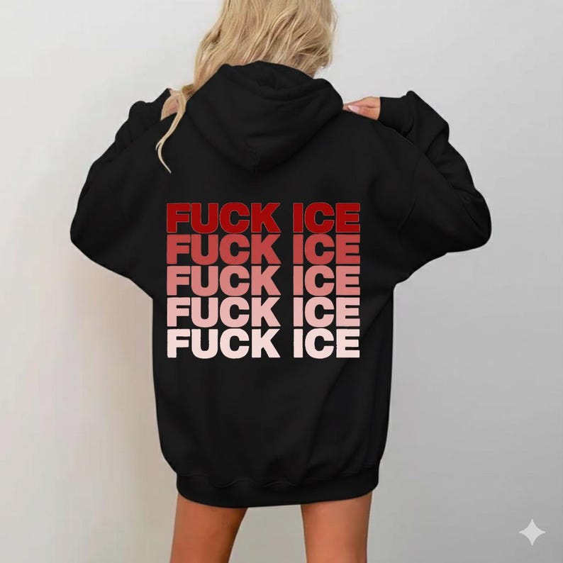 Pode incluir: Moletom preto com capuz com o texto "FUCK ICE" em um design gradiente vermelho e branco nas costas. O moletom tem capuz com cord&atilde;o e mangas compridas. A modelo est&aacute; usando o moletom.