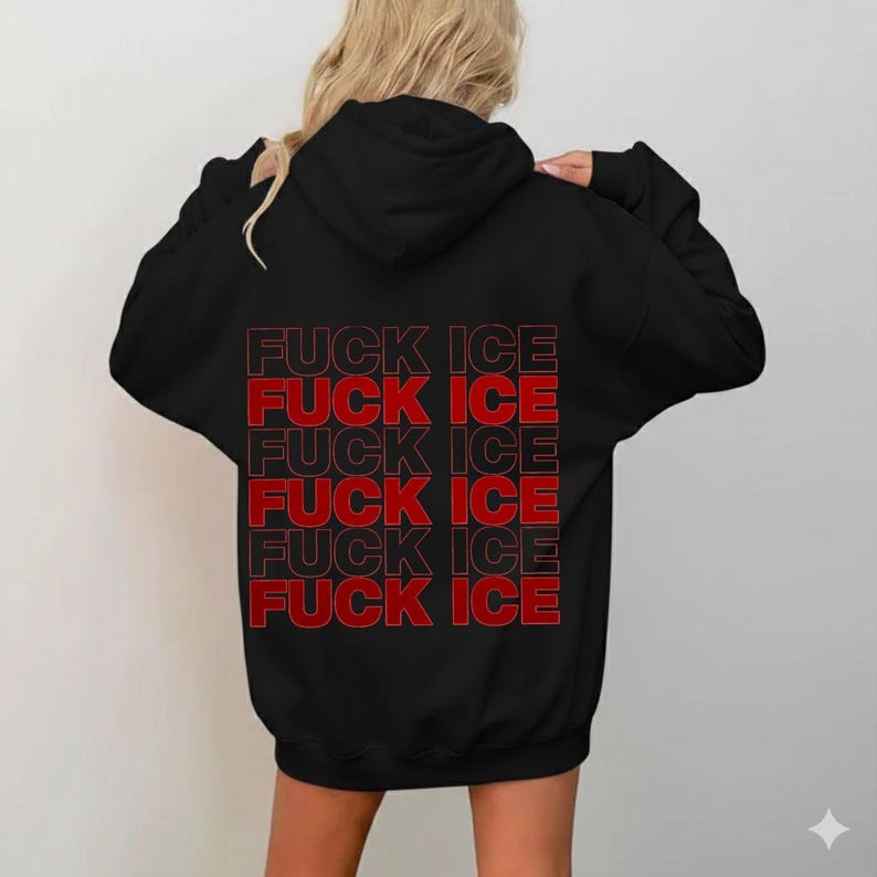 Pode incluir: Moletom preto com a frase "FUCK ICE" em vermelho, empilhada verticalmente nas costas. O moletom tem mangas compridas e um capuz.