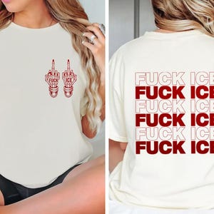 Pode incluir: Camiseta creme com texto gr&aacute;fico e ilustra&ccedil;&otilde;es em vermelho. A frente apresenta dois dedos m&eacute;dios com as palavras "FUCK ICE". A parte de tr&aacute;s da camisa repete "FUCK ICE" em um design empilhado. Uma camiseta casual.