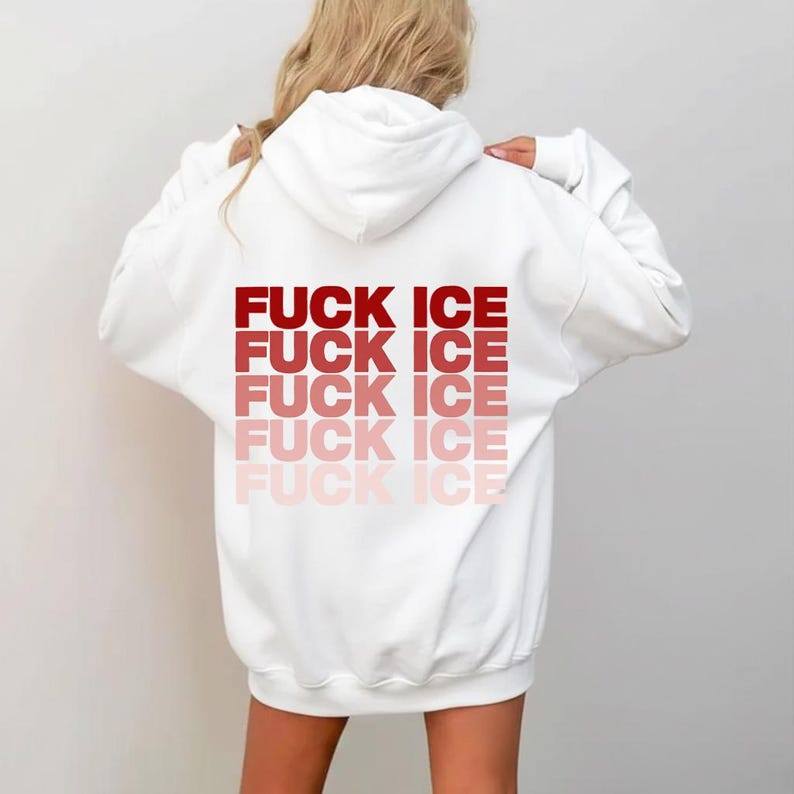 Pode incluir: Moletom branco com capuz com o texto "FUCK ICE" em um gradiente vermelho nas costas. O moletom tem capuz com cord&atilde;o e mangas compridas. O estilo &eacute; casual e confort&aacute;vel.