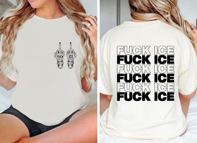 Pode incluir: Camiseta creme com texto gr&aacute;fico e ilustra&ccedil;&otilde;es em preto. A frente apresenta dois dedos do meio com as palavras "FUCK ICE". A parte de tr&aacute;s da camisa repete "FUCK ICE" em um design empilhado.