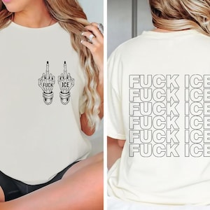 Pode incluir: Camiseta creme com um gr&aacute;fico preto de duas m&atilde;os de esqueleto mostrando o dedo do meio, com as palavras "FUCK ICE" nos dedos. A parte de tr&aacute;s da camisa repete "FUCK ICE" em um design empilhado.