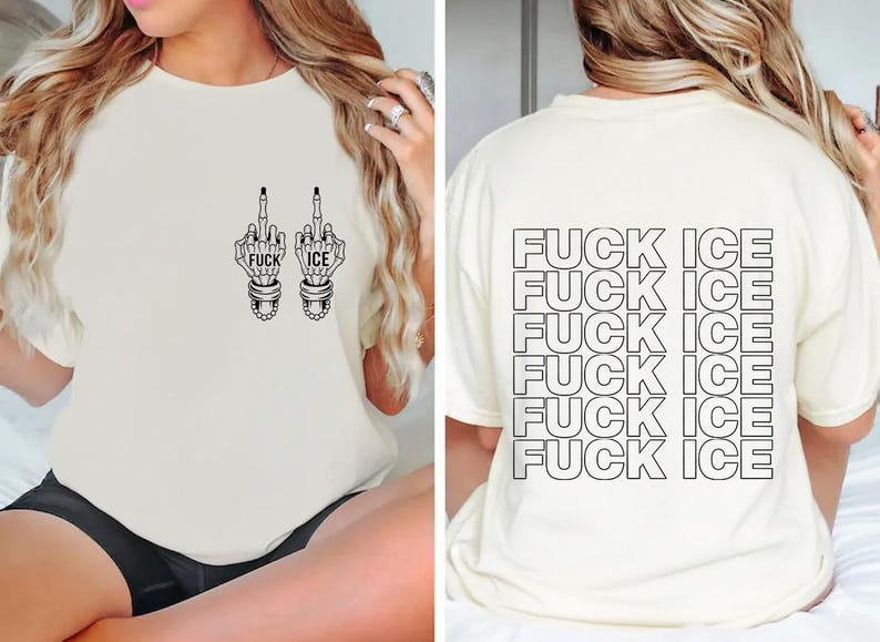 Pode incluir: Camiseta creme com um gr&aacute;fico preto de duas m&atilde;os de esqueleto mostrando o dedo do meio, com as palavras "FUCK ICE" nos dedos. A parte de tr&aacute;s da camisa repete "FUCK ICE" em um design empilhado.