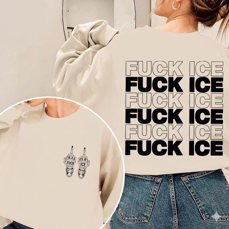 Pode incluir: Camisola bege com o texto "FUCK ICE" repetido em letras pretas nas costas. A frente apresenta um gr&aacute;fico de duas m&atilde;os de esqueleto a fazer o dedo do meio, com as palavras "FUCK ICE" em cada m&atilde;o.