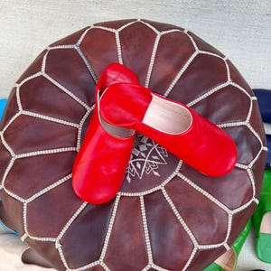 Babuchas marroquíes hechas a mano, zapatillas de interior de cuero genuino, zapatos de casa artesanales unisex y acogedores, regalo tradicional marroquí, comodidad para el hogar bohemio.