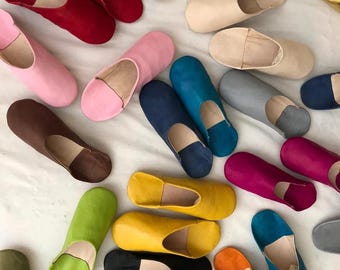 Pantuflas de invierno acogedoras, pantuflas babuchas marroquíes, hechas a mano con suave piel orgánica, zapatos de mujer, pantuflas de casa, mules de piel, idea de regalo.