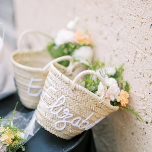 フラワーガール バスケット、結婚式のゲスト向けの素朴なパーソナライズされたストロー バスケット、フラワーガールのプロポーズ ギフト、カスタム名入りバスケット、ユニークなバスケット。