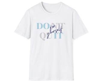 以下が含まれることがあります： 白のTシャツ。前面に「DON'T QUIT for yourself」の文字が、水色とグレーでプリントされています。テキストはTシャツの中央に配置されています。