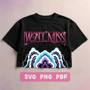 Könnte beinhalten: Schwarzes Crop-Top mit dem Text "WON'T MISS" in einer rosa und lila Retro-Schriftart. Das Shirt hat ein farbenfrohes, bergähnliches Design in Blau-, Lila- und Weißtönen am unteren Rand. Der untere Teil des Bildes zeigt den Text "SVG PNG PDF".