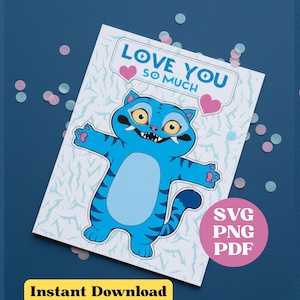 Puede incluir: Tarjeta de felicitación con una ilustración de un gato azul. El gato tiene una barriga azul claro y rayas azul oscuro. La tarjeta dice "LOVE YOU SO MUCH" con acentos de corazón rosa. Las palabras "Instant Download" están en la parte inferior.