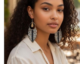 Ohrringe mit Perlenfransen – Schwarz-goldener Boho-Chic-Stil