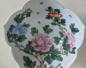 Vintage Scalloped Oriental Hand-Painted Floral Objects D'Art Porcelain Decorative Bowl