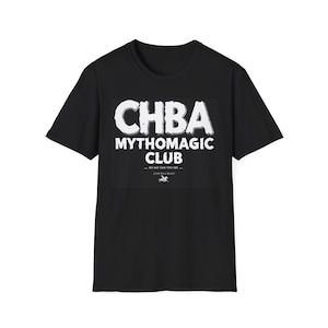 Può includere: T-shirt nera con la scritta bianca "CHBA MYTHOMAGIC CLUB". Sotto, la maglietta presenta la frase "- OH SAY CAN YOU SEE - CAMP BLOOD" e una piccola grafica di un cavallo. La maglietta ha maniche corte e girocollo.