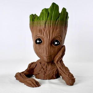 Planta Groot™ | Plantador Groot | Vaso de planta geek fofo | Decoração inspirada na Marvel