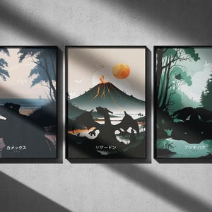 Puede incluir: Tres impresiones artísticas enmarcadas con texto japonés, cada una con una silueta de paisaje. Las impresiones representan una playa, un volcán con un sol y un bosque. Los marcos son negros y los diseños minimalistas.