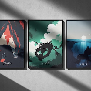 Könnte beinhalten: Drei gerahmte Kunstdrucke mit schwarzen Rändern. Die Drucke zeigen stilisierte Illustrationen von Kreaturen und Landschaften in Rot-, Grün- und Blautönen. Japanischer Text ist auf jedem Druck sichtbar.