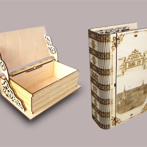 Puede incluir: Una caja de madera con forma de libro con una tapa con bisagras y tallas intrincadas. La caja está abierta, revelando un interior vacío. La caja está hecha de madera clara y tiene un aspecto vintage.