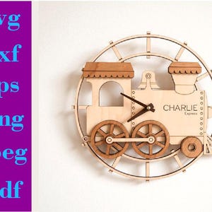 以下が含まれることがあります： 茶色の木製フレームと白い文字盤が付いた木製列車の時計。時計には、「CHARLIE Express」と書かれた機関車が描かれています。
