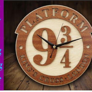 Peut inclure: Une horloge en bois avec un fond brun et un cadran blanc. Le cadran de l'horloge comporte le texte "PLATFORM 9 3/4 KING'S CROSS LONDON" et une aiguille d'horloge noire.