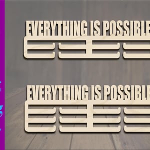 Könnte beinhalten: Zwei Wandbehänge aus Holz mit dem ausgeschnittenen Schriftzug "EVERYTHING IS POSSIBLE". Jedes hat drei horizontale Schlitze unter dem Text. Der Hintergrund ist ein Holzmaserungsmuster. Die linke Seite hat blauen Text mit Dateityp-Abkürzungen.
