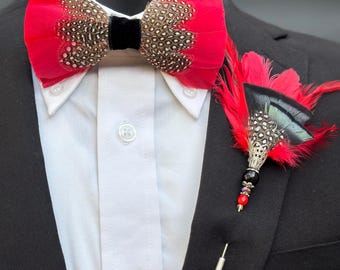 Conjunto de pajarita y prendedor de plumas rojas – Regalo artesanal para bodas, graduaciones o eventos, con detalles de gallina de Guinea, incluye caja de regalo.