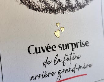 Etiquette bouteille grossesse “Cuvée surprise" avec design vignoble – Annonce originale naissance arrière grand-mère